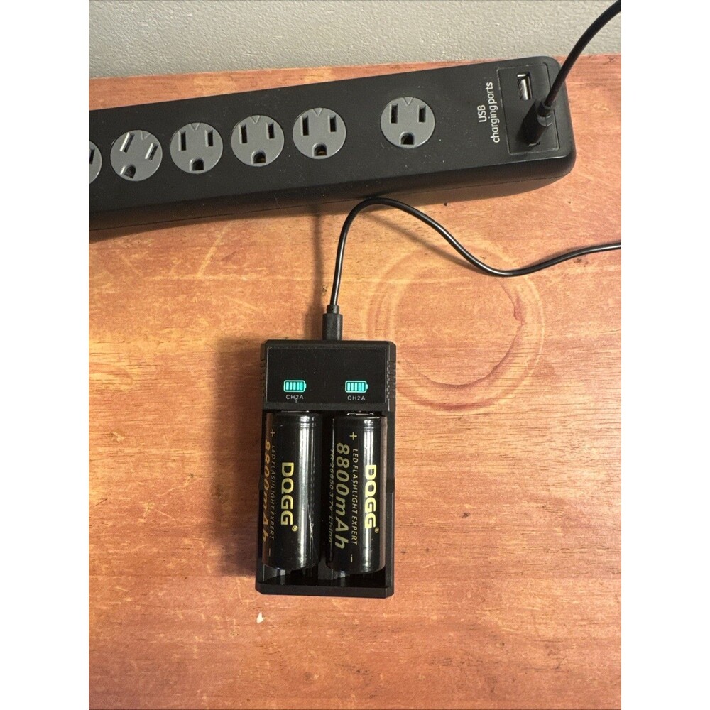 Flat Top TR26650 3.7Volt Li=ion Recharge Battery 8800mAh+Charger 2 Batteries New